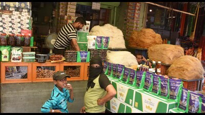 Shopkeepers selling dates of different varieties in Prayagraj’s Chowk. (HT Photo) Shopkeepers selling dates of different varieties in Prayagraj’s Chowk. (HT Photo)