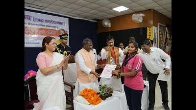 Sikkim governor Laxman Acharya felicitating winners, in Varanasi, on Tuesday (HT Photo)