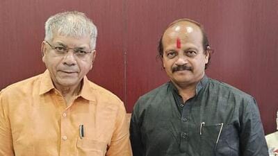 VBA late on Tuesday evening announced former MNS leader Vasant More (right) as the party nominee for Pune parliamentary seat. (HT ) VBA late on Tuesday evening announced former MNS leader Vasant More (right) as the party nominee for Pune parliamentary seat. (HT )