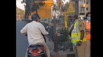 Snapshot of the elderly man distributing water. (X/@ShreeRA43002214) Snapshot of the elderly man distributing water. (X/@ShreeRA43002214)