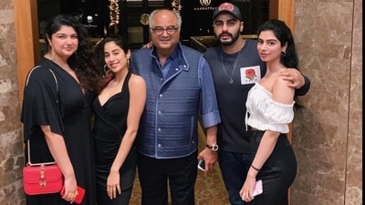 Anshula Kapoor, Janhvi Kapoor, Boney Kapoor, Arjun Kapoor and Khushi Kapoor. Anshula Kapoor, Janhvi Kapoor, Boney Kapoor, Arjun Kapoor and Khushi Kapoor.