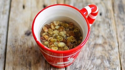 Raisin decoction: Soak raisins in water overnight. Next morning, crush them to make a paste. Mix this paste with water and consume it to reduce fever. Raisins help cool the body and boost immunity. Raisin decoction: Soak raisins in water overnight. Next morning, crush them to make a paste. Mix this paste with water and consume it to reduce fever. Raisins help cool the body and boost immunity.