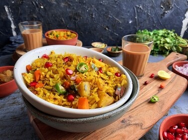 Poha along with hot adrak chai is one of the most popular breakfast of Madhya Pradesh.