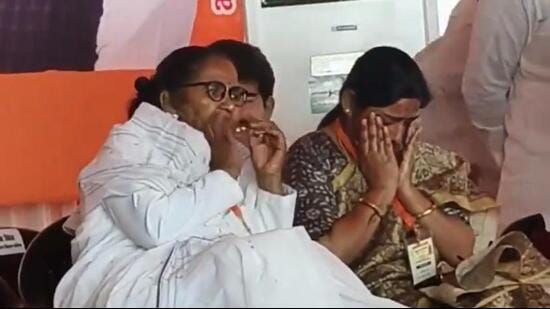 BJP’ Buduan MP Sanghmitra Maurya in tears at an event on April 2. (HT photo)