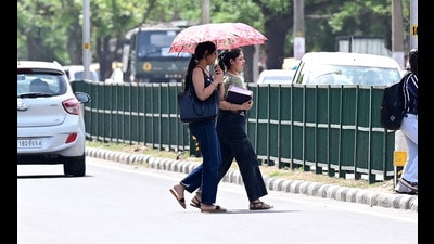 At 34.6°C, the maximum temperature on Wednesday was the highest since 35.1°C on March 28, following which the mercury had been fluctuating due to WDs. (Ravi Kumar/HT)
