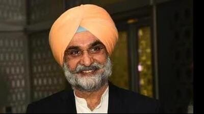 BJP’s Amritsar candidate Taranjit Singh Sandhu visited the Harbans Lal Khanna Samarak on Wednesday. (HT Photo)