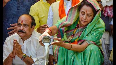 Bollywood actor and BJP candidate Hema Malini performs ‘Yamuna Pujan’ in Mathura on Wednesday. (PTI Photo) Bollywood actor and BJP candidate Hema Malini performs ‘Yamuna Pujan’ in Mathura on Wednesday. (PTI Photo)