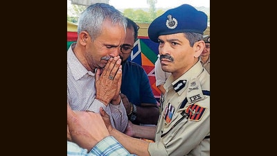 DGP RR Swain consoles the father of slain sub-inspector Deepak Sharma, in Samba on Wednesday. (ANI)