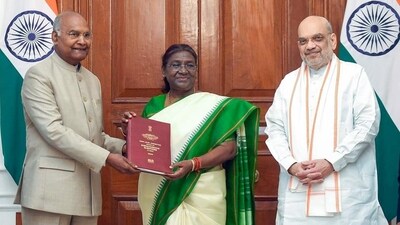 Former President Ram Nath Kovind, who heads High-Level Committee (HLC) on 'One Nation, One Election', and committee member Union home minister Amit Shah, present the report on simultaneous elections to President Droupadi Murmu, at Rashtrapati Bhavan, in New Delhi on Thursday. (ANI) Former President Ram Nath Kovind, who heads High-Level Committee (HLC) on 'One Nation, One Election', and committee member Union home minister Amit Shah, present the report on simultaneous elections to President Droupadi Murmu, at Rashtrapati Bhavan, in New Delhi on Thursday. (ANI)
