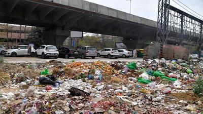Heaps of garbage on the road in front of the district court complex in Ludhiana. (Manish/HT) Heaps of garbage on the road in front of the district court complex in Ludhiana. (Manish/HT)