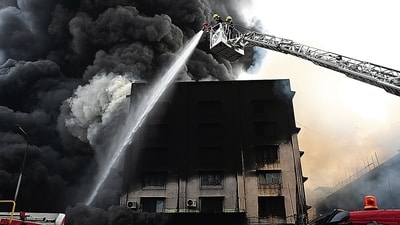 Navi Mumbai, India - April 2, 2024:Major fire broke out at in Chemical making plant at Mhape, MIDC in Navi Mumbai, India, on Tuesday, April 2, 2024. (Photo by Bachchan Kumar/ HT PHOTO) (HT PHOTO) Navi Mumbai, India - April 2, 2024:Major fire broke out at in Chemical making plant at Mhape, MIDC in Navi Mumbai, India, on Tuesday, April 2, 2024. (Photo by Bachchan Kumar/ HT PHOTO) (HT PHOTO)