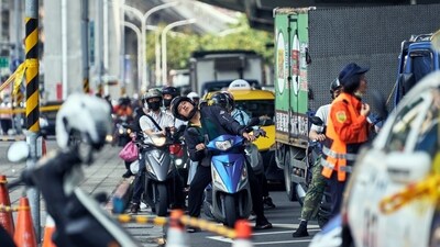 The death toll from a major earthquake in Taiwan on Wednesday has risen to seven, and the number of injuries has climbed to 736, according to the national fire agency. (Bloomberg) The death toll from a major earthquake in Taiwan on Wednesday has risen to seven, and the number of injuries has climbed to 736, according to the national fire agency. (Bloomberg)