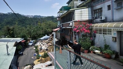 The epicenter of the earthquake was located in the Pacific Ocean, 25 km south-southeast of Hualien County Hall, at a depth of 15.5 km, according to the Seismology Center of the administration, as reported by the Central News Agency. (Bloomberg) The epicenter of the earthquake was located in the Pacific Ocean, 25 km south-southeast of Hualien County Hall, at a depth of 15.5 km, according to the Seismology Center of the administration, as reported by the Central News Agency. (Bloomberg)