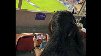 Snapshot of the woman watching Friends while in stadium. (X/@immunewolf_) Snapshot of the woman watching Friends while in stadium. (X/@immunewolf_)