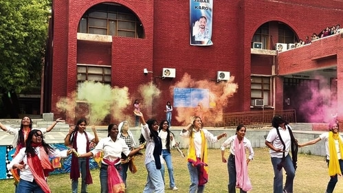 The Students’ Union of Maitreyi College pulled a prank while unveiling their star performer’s name. The Students’ Union of Maitreyi College pulled a prank while unveiling their star performer’s name.