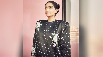 Her gorgeous makeup look features silver eyeshadow, winged eyeliner, mascara-covered lashes, darkened eyebrows, contoured cheekbones with a dash of blush, glowing highlighter and a shade of pink lipstick. (Instagram/@sonamkapoor)