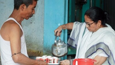 CM Mamata Banerjee also prepared and served tea at the stall. (AITC-X) CM Mamata Banerjee also prepared and served tea at the stall. (AITC-X)