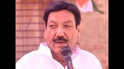 Bharatiya Janata party (BJP) candidate from Hisar parliamentary seat Ranjit Singh Chautala on Thursday faced farmers’ protest during his canvassing at Shamsukh village. The incident took place when Ranjit Singh was addressing the villagers, and some young farmers interrupted his speech and asked him to give answers to some questions. (HT File) Bharatiya Janata party (BJP) candidate from Hisar parliamentary seat Ranjit Singh Chautala on Thursday faced farmers’ protest during his canvassing at Shamsukh village. The incident took place when Ranjit Singh was addressing the villagers, and some young farmers interrupted his speech and asked him to give answers to some questions. (HT File)