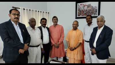 Lawyers’ delegation with chief minister Yogi Adityanath in Varanasi (HT)
