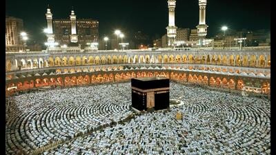 Prayers at the Great Mosque of Mecca (Shutterstock) Prayers at the Great Mosque of Mecca (Shutterstock)