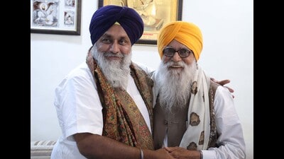 SAD president Sukhbir Singh Badal meets Jagdish Garcha, former SAD leader, at his residence in Ludhiana on Thursday. (Gurpreet Singh/HT) SAD president Sukhbir Singh Badal meets Jagdish Garcha, former SAD leader, at his residence in Ludhiana on Thursday. (Gurpreet Singh/HT)