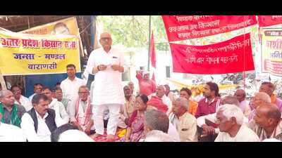 UPCC president Ajay Rai addressing farmers protesting against Kashi Dwar scheme. (HT photo)