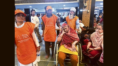 Volunteers from NGOs helping patients amid the contractual workers’ strike at PGIMER, Chandigarh, on Thursday. (HT Photo) Volunteers from NGOs helping patients amid the contractual workers’ strike at PGIMER, Chandigarh, on Thursday. (HT Photo)