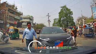 Snapshot of the car on the wrong side. (X/@paganhindu) Snapshot of the car on the wrong side. (X/@paganhindu)