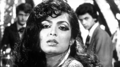 Parveen Babi was one the actors who were the face of young-urban India. She broke stereotypes about gender dynamics and introduced a Western style statement in Indian pop culture. Being a former model, Parveen effortlessly donned gowns, crop tops, skirts and beachwear. She looked equally mesmerising in traditional saris and salwar suits. 