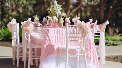 Elevate your summer gathering with smart décor tips (Shutterstock)