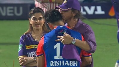 Shah Rukh Khan kisses Rishabh Pant on head after Kolkata Knight Riders' win Shah Rukh Khan kisses Rishabh Pant on head after Kolkata Knight Riders' win