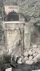 A 20-meter bridge fell in Hualien. (Stanislaus Irudayaselvam/Sourced by HT)
