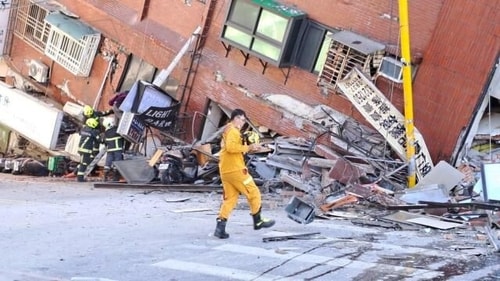 A house collapses in Hualien, one of the most affected areas. (Stanislaus Irudayaselvam/Sourced by HT)