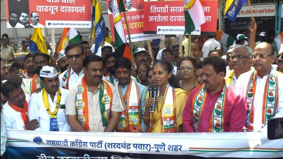 Baramati Lok Sabha candidate Supriya Sule (third form right) and Congress Pune Lok Sabha contestant Ravindra Dhangekar (fourth from right), along with other party workers protest outside MSEDCL office at Rasta Peth on Thursday. (HT PHOTO)