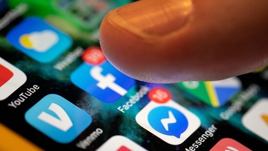 FILE.- In this Sunday, Aug. 11, 2019, photo an iPhone displays the apps for Facebook and Messenger in New Orleans. One the face of it, a short-term outage that made certain social media platforms temporarily unavailable would seem to not be worth more than a shrug or passing interest. But the widespread attention given to the blanking of Meta’s Facebook, Instagram, Threads and Messenger platforms on Tuesday shows that it does matter. (AP Photo/Jenny Kane, File) (AP)