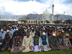 Members of the Muslim community offering prayers outside Hazratbal shrine on the occasion of Juma’t-ul-Vida in Srinagar on Friday. (Waseem Andrabi /HT)