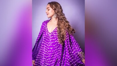 With the help of hairstylist Madhuri Nakhale, Sonakshi styled her long, luscious brown highlighted tresses into messy waves and left it open in the middle partition to cascade beautifully down her shoulders, rounding off her chic look beautifully. (Instagram/@aslisona) With the help of hairstylist Madhuri Nakhale, Sonakshi styled her long, luscious brown highlighted tresses into messy waves and left it open in the middle partition to cascade beautifully down her shoulders, rounding off her chic look beautifully. (Instagram/@aslisona)