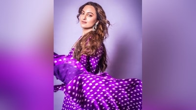 Assisted by makeup artist Heema Dattani, Sonakshi got decked up in nude eyeshadow, winged eyeliner, mascaraed lashes, darkened brows, contoured cheekbones, rosy cheeks, luminous highlighter and a shade of nude lipstick. (Instagram/@aslisona) Assisted by makeup artist Heema Dattani, Sonakshi got decked up in nude eyeshadow, winged eyeliner, mascaraed lashes, darkened brows, contoured cheekbones, rosy cheeks, luminous highlighter and a shade of nude lipstick. (Instagram/@aslisona)