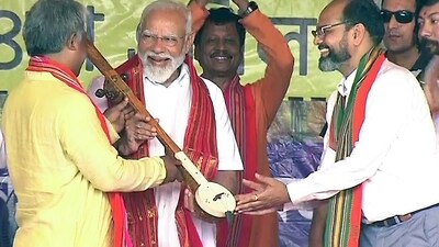PM Narendra Modi being felicitated during a public rally in Cooch Behar. (ANI ) PM Narendra Modi being felicitated during a public rally in Cooch Behar. (ANI )