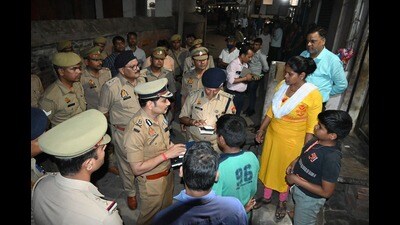 Commissioner of police Mohit Agarwal talking to kin of Surendra Kumar Patel at latter’s house in Bhullanpur area of Varanasi (HT Photo) Commissioner of police Mohit Agarwal talking to kin of Surendra Kumar Patel at latter’s house in Bhullanpur area of Varanasi (HT Photo)