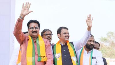 Deputy chief minister Devendra Fadnavis (right) and Harshwardhan Patil at a rally in Indapur on Friday. (HT)