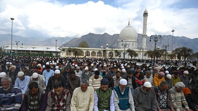 Members of the Muslim community offering prayers outside Hazratbal shrine on the occasion of Juma’t-ul-Vida in Srinagar on Friday. (Waseem Andrabi /HT) Members of the Muslim community offering prayers outside Hazratbal shrine on the occasion of Juma’t-ul-Vida in Srinagar on Friday. (Waseem Andrabi /HT)