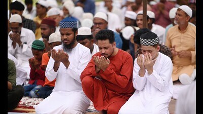 Muslims offering Alvida namaz at Tilewali Masjid in Lucknow. (HT)