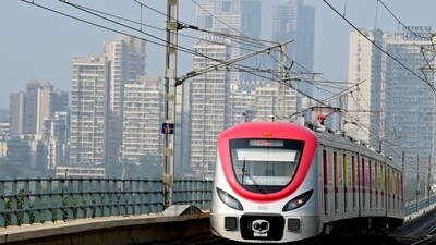 Navi Mumbai, India - Nov. 17, 2023:Commuters board Metro rail from Belapur Metro Station, after Line no. 1 from Belapur to Pendhar was opened for public at CBD Belapur in Navi Mumbai, India, on Friday, November 17, 2023. (Photo by Bachchan Kumar/ HT PHOTO) (HT PHOTO) Navi Mumbai, India - Nov. 17, 2023:Commuters board Metro rail from Belapur Metro Station, after Line no. 1 from Belapur to Pendhar was opened for public at CBD Belapur in Navi Mumbai, India, on Friday, November 17, 2023. (Photo by Bachchan Kumar/ HT PHOTO) (HT PHOTO)