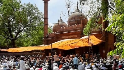 People offered namaz on the last Friday of Ramamadan at Sunehri Masjid near Red Fort in New Delhi. (HT Photo/Vipin Kumar) People offered namaz on the last Friday of Ramamadan at Sunehri Masjid near Red Fort in New Delhi. (HT Photo/Vipin Kumar)
