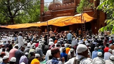 On this day worshippers come together in mosques and prayer halls to offer their prayers and seek forgiveness. (HT Phto/Vipin Kumar) On this day worshippers come together in mosques and prayer halls to offer their prayers and seek forgiveness. (HT Phto/Vipin Kumar)