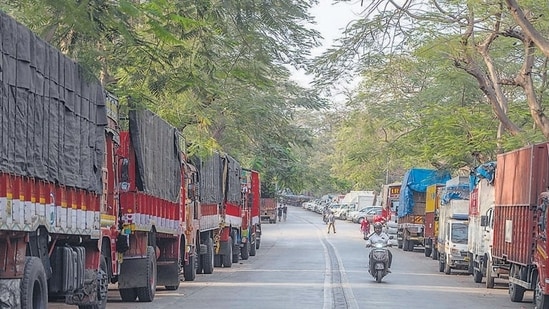 Mumbai, India - April 4, 2024: Illegal parking on the road side at Lohandwala Township, Kandivali in Mumbai, India, on Thursday, April 4, 2024. (Photo by Satish Bate/ Hindustan Times) (Hindustan Times)