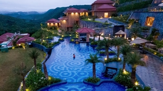 The hotel also features a massive swimming pool with the breathtaking views of the Aravalis. It's easy to see why it is a destination worthy of a glamorous Bollywood wedding.