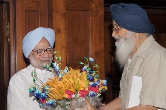 Former Punjab chief minister Parkash Singh Badal calling on then PM Manmohan Singh. (PTI file photo)