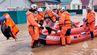 In this grab taken from a video released by the Russian Emergency Ministry Press Service on Saturday, April 6, 2024, emergency workers evacuate a local resident after a part of a dam burst causing flooding, in Orsk, Russia. Floods hit a city in the Ural Mountains areas after a river dam burst there, prompting evacuations of hundreds of people, local authorities said. (AP) In this grab taken from a video released by the Russian Emergency Ministry Press Service on Saturday, April 6, 2024, emergency workers evacuate a local resident after a part of a dam burst causing flooding, in Orsk, Russia. Floods hit a city in the Ural Mountains areas after a river dam burst there, prompting evacuations of hundreds of people, local authorities said. (AP)